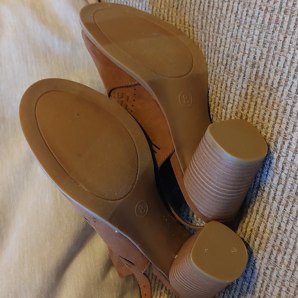 Universal Thread Heels - Picture 6 of 7